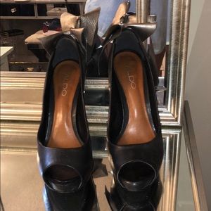 Black leather Aldo peep toe heel with pewter bow